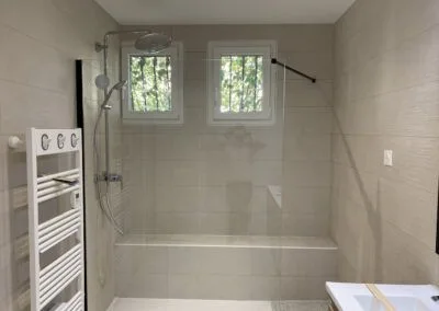 Salle de bain rénovée et équipée