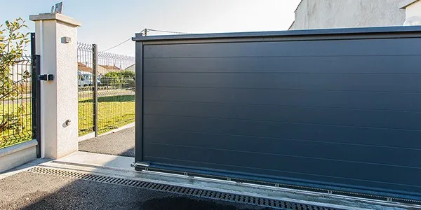 portail-aluminium-coulissant Portail coulissant sur mesure à Toulouse